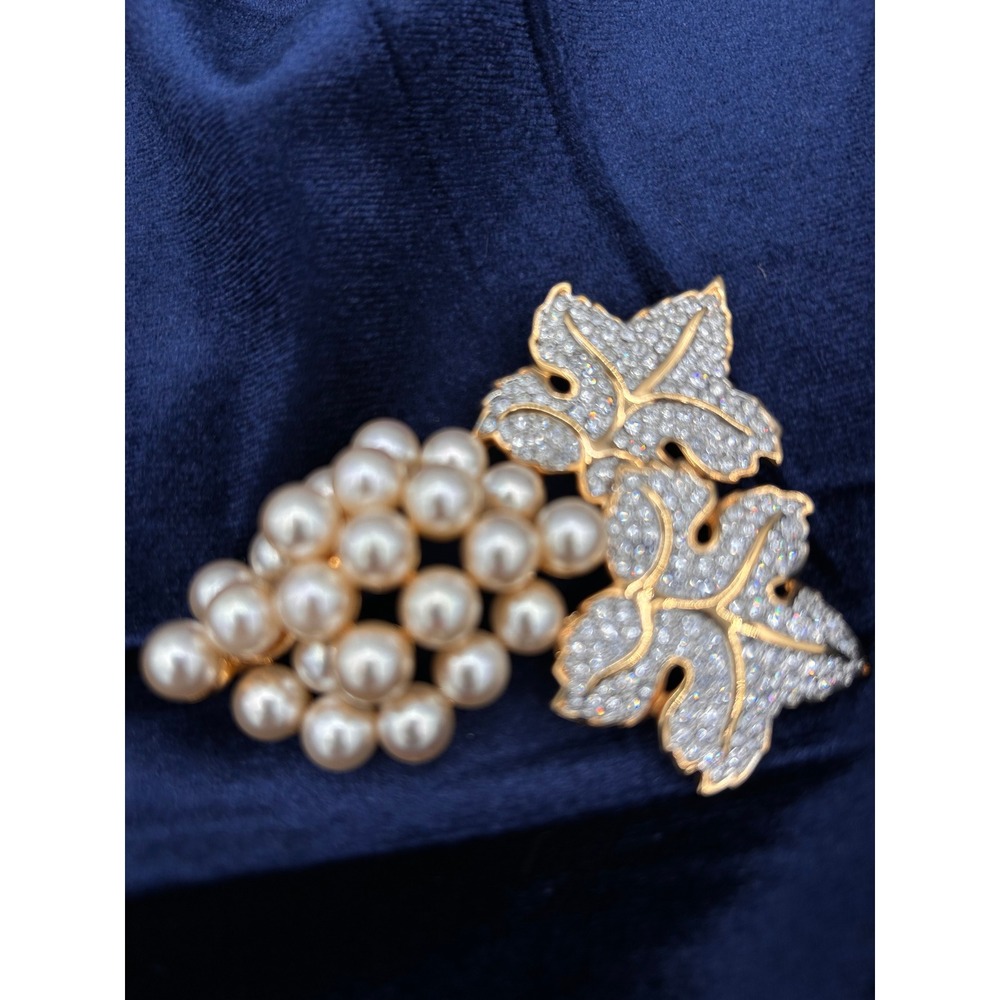 Salo Grape Cluster Brooch Womens OS Gold Pearl Good Rhinestone Leaf Vintage